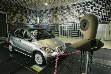 Mercedes-Benz A-Class, model series 169, 2004, testing, measurements in the acoustic laboratory of the Mercedes-Benz Technology Centre. The rigorous practical trials of vehicles with disguised bodywork were conducted in four continents and in all climatic conditions. From Finland to the northern USA, then Namibia and on to Dubai. At the same time, prototypes and pre-series models absolved numerous component tests on test benches at the Mercedes-Benz Technology Centre and in the laboratories of DaimlerChrysler Research.
