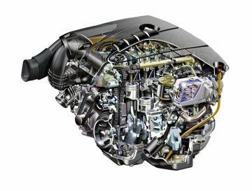 The four-cylinder OM 646 diesel engine (as OM 646 DE 22 LA EVO) developed 100 kW/136 hp in the C 200 CDI and 125 kW/170 hp in the C 220 CDI, with a maximum torque of up to 400 newton metres.