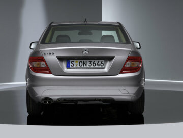 Mercedes-Benz 180 KOMPRESSOR Limousine, Ausstattungslinie CLASSIC, Baureihe 204, Version 2007, Lackierung Iridiumsilber metallic, Leichtmetallräder im 7-Speichen-Design (anfänglich als Sonderausstattung erhältlich).