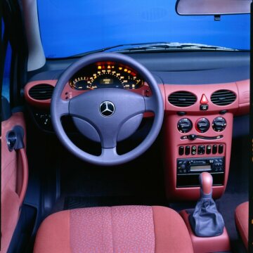 Mercedes-Benz A 140, model series 168, 1997, 4-cylinder petrol engine M 166, 1397 cc, 60 kW/82 hp, moonlight silver metallic (706), equipment line Classic, interior Ghent fabric in brick red (007). The design of the instrument panel incorporated the latest ergonomic findings. The controls were easily accessible to the driver or front passenger. The needles of the speedometer, rev counter and fuel gauge only became visible when the ignition was switched on, and were transparent. The information on the centrally positioned multi-information display was therefore visible at all times.