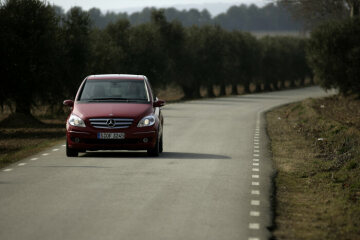 Mercedes-Benz B 200 TURBO, Sports Tourer, Baureihe 245, Version 2005 - 2008. TURBO-Benzinmotor M 266, 2.034 cm³, 142 kW/193 PS. Unilackierung Jupiterrot (589), Projektionsscheinwerfer mit H7-Halogenlichtquelle, Zierteile Aluminium im Interieur (Serienausstattung). Panoramadach, Sportsitze (Sonderausstattungen). Sportpaket (Sonderausstattung) mit Ledernachbildung ARTICO/Stoff "Maastricht" in Schwarz, 3-Lamellen-Kühlergrill, 17-Zoll-Leichtmetallrädern im 10-Speichen-Design, Heckleuchten Mäander dunkel. Aufnahme in Spanien.