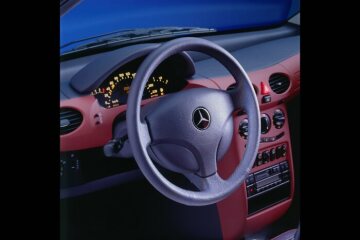 Mercedes-Benz A 160, model series 168, 1997, 4-cylinder petrol engine M 166, 1598 cc, 75 kW/102 hp, volcano red metallic (483), equipment line Elegance, Brussels fabric in brick red (507). This line included features such as painted mirror housings, bichromatic tail light lenses and chrome inserts in the door handles.