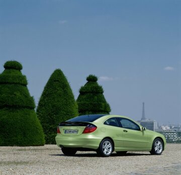 Mercedes-Benz C 200 KOMPRESSOR Sports Coupé, model series 203. World premiere of the C-Class Sports Coupé at the Paris Motor Show 2000. Heliodor green metallic paint finish, Ascot fabric in anthracite/green. Crystal-look panoramic sliding sunroof (three-part, electrically operated, with integrated wind deflector and two blinds), 5-twin-spoke light-alloy wheels (special equipment).