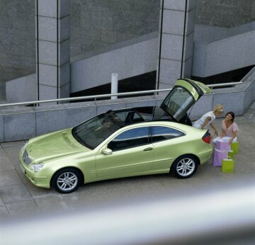 Mercedes-Benz C 200 KOMPRESSOR Sports Coupé, model series 203. World premiere of the C-Class Sports Coupé at the Paris Motor Show 2000. Heliodor green metallic paint finish, Ascot fabric in anthracite/green. Crystal-look panoramic sliding sunroof (three-part, electrically operated, with integrated wind deflector and two blinds), 5-twin-spoke light-alloy wheels (special equipment).