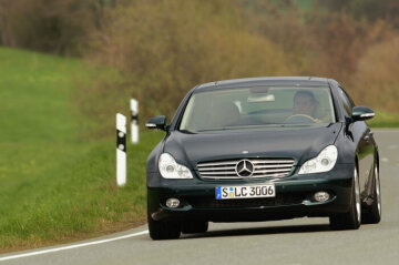 Mercedes-Benz CLS 320 CDI, Coupé 4-türig, Baureihe 219, 2005. Andraditgrün metallic, Lederinterieur Kaschmirbeige, Bi-Xenon-Scheinwerfer mit aktivem Kurvenlicht und Abbiegelicht, Scheinwerferreinigungsanlage, Glas-Schiebe-Hebe-Dach elektrisch, 18-Zoll-Leichtmetallräder im 5-Speichen-Design (Sonderausstattungen).