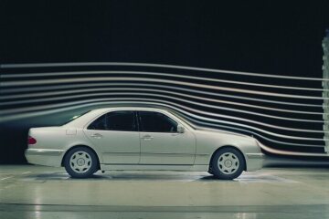 Mercedes-Benz saloon, 210 series, 1999
Aerodynamic test in the wind tunnel.