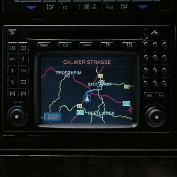 Mercedes-Benz E-Klasse der Baureihe 210. Das COMAND-Sysstem steuert Radio, CD-Spieler, TV-Tuner, Telefon und Navigationssystem.