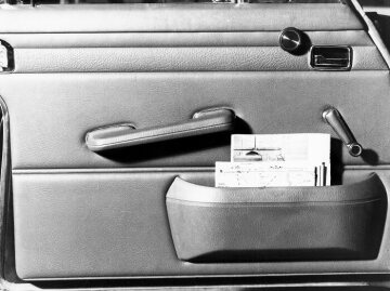 Mercedes-Benz 280 SE 3.5 "Strich-Acht"
Limousine, 1967
Tür mit Ablagefach mit PVC-Schaumpolsterung