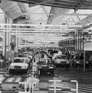 Vehicles of the W 201 and W 124 model series roll off the assembly line at the Sindelfingen plant. The careful cleaning and polishing was preceded by an intensive functional check of each finished vehicle.