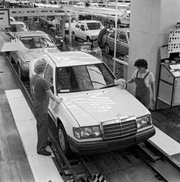 Vehicles of the W 201 and W 124 series are off the production line at the Sindelfingen plant.
Before delivery to the customer, all vehicles on the "finish tape" are carefully cleaned and polished. This last operation was preceded by an intensive functional test of the finished vehicle. The careful final work and final acceptance account for 10% of the total production time.