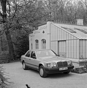 Mercedes-Benz W 124
vor dem "Gewächshaus" / Daimler-Gartenhaus / Daimler-Gedächtnisstätte in Bad Cannstatt