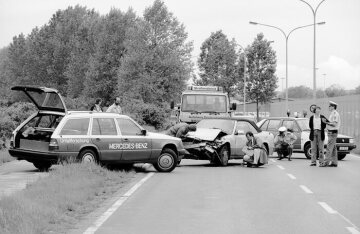 Der mobile Unfallforschungstrupp mit Mercedes-Benz E-Klasse T-Modell der Baureihe 124 im Einsatz, 1994.