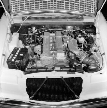 Motorraum, Der Motor M 110 des Mercedes-Benz Typ 280 E bzw. 280 CE mit Leichtmetall-Zylinderkopf und D- Jetronic, aus den Jahren 1971 bis 1976
