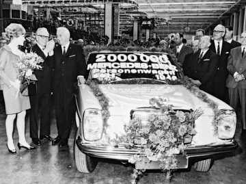 Der zweimillionste Mercedes-Benz Personenwagen seit 1946 lief im Werk Sindelfingen der Daimler-Benz AG vom Band. Das Jubiläumsfahrzeug - ein Mercedes-Benz 220 D, Baureihe 115, der "neuen Generation".
1968