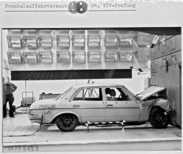 Accident tests, head-on collisions with a Mercedes-Benz 123 series are carried out on the car acceleration track in the Sindelfingen safety centre of Daimler-Benz AG, 1975. The drive source is a linear motor, which is guided in a channel embedded in the ground under the test vehicle.