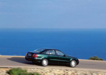 Mercedes-Benz E 240 Limousine, Baureihe 211, Version 2003. Andraditgrün Metallic (816), Interieur Leder Nappa Kieselbeige (845), Ausstattungslinie ELEGANCE, Kühlerschutzgitter mit 4 Lamellen, Leichtmetallräder im 13-Loch-Design. Schiebe-Hebe-Dach elektrisch in Glasausführung (Sonderausstattung).