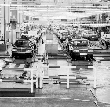 Werk Sindelfingen, Produktion
Seite an Seite Fahrzeuge der MB-Modellreihen W 201 und W 123 laufen im Werk vom Band. Dem sorgfältigen Reinigen und Polieren vorausgegangen ist eine intensive Funktionsüberprüfung jedes fertigen Fahrzeuges, 1982.