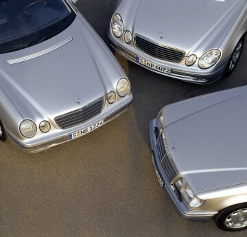 Top: Mercedes-Benz E 320 Saloon, model series 211, 2002 version, brilliant silver metallic (744), equipment line AVANTGARDE, 5-spoke light-alloy wheels, panoramic sunroof (optional extra). Left: E 280 Saloon, model series 210, 1999 - 2002 version, brilliant silver metallic (744), equipment line ELEGANCE, 11-hole light-alloy wheels, sliding/tilting glass sunroof (optional extra). Right: E 300 Turbodiesel Saloon, model series 124, first designated as the E-Class from 1993, up to 1995, brilliant silver metallic (744), electric sliding/tilting sunroof (optional extra).