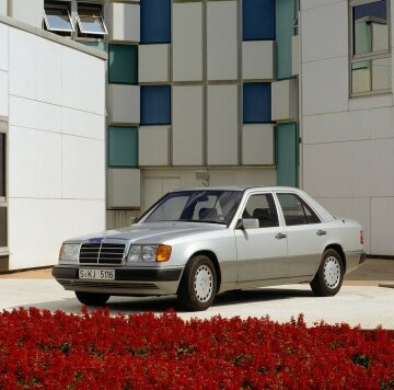 Mercedes-Benz Limousine der Baureihe 124, 1989.