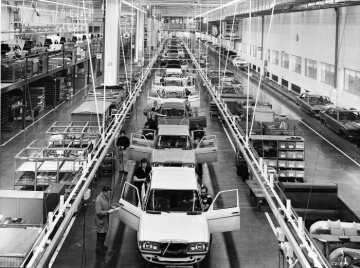 Werk Sindelfingen, Produktion, 1976, "Pilotlinie",
Mercedes-Benz Limousinen der Baureihe 123.