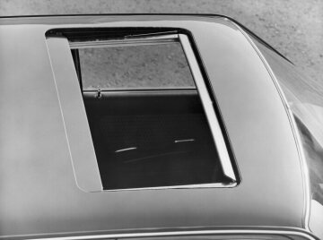 Stahlschiebedach auf Wunsch erhältlich für die Mercedes-Benz Typen 200 D bis 280 E, 1975 - 1985.
