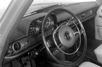 Mercedes-Benz 200/200 D, 220/220 D, 230/250 aus dem Jahr 1967
Die rundum gepolsterte Armaturenanlage