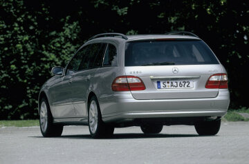 Mercedes-Benz E 350 4MATIC T-Modell, Baureihe 211, Version 2004. V6-Benzinmotor M 272, 3.498 cm³, 200 kW/272 PS, Brillantsilber Metallic.