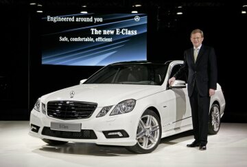 Mercedes-Benz E-Class Saloon, 212 series, New Year's Reception in Detroit/USA, 10 January 2009. Dr Klaus Maier, Head of Sales & Marketing Mercedes-Benz Cars next to the new E-Class, AVANTGARDE equipment line, AMG Sports Package (special equipment).