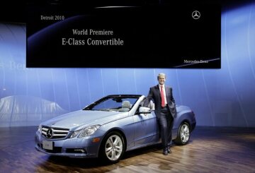 Dr. Thomas Weber, Daimler Board Member for Corporate Research and Head of Development of Mercedes-Benz Cars with the new E-Class Cabriolet at the Detroit Motor Show 2010.