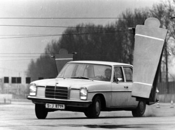 Mercedes-Benz "Strich-Acht" Limousine der Baureihe W 114 auf der Einfahrbahn in Untertürkheim, 1971