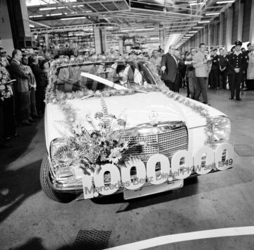 Am 7. September 1971 läuft in Sindelfingen der ein millionste Diesel Personenwagen seit 1949 vom Band, ein Mercedes-Benz 200 D / 220 D, W 115.