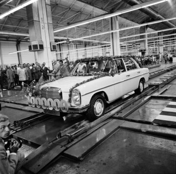 Am 7. September 1971 läuft in Sindelfingen der ein millionste Diesel Personenwagen seit 1949 vom Band, ein Mercedes-Benz 200 D / 220 D, W 115.
