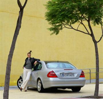 Mercedes-Benz E 320 Limousine, Baureihe 211, Version 2003. Brillantsilber Metallic (744), Ausstattungslinie AVANTGARDE, 5 Lamellen im Kühlerschutzgitter, Bi-Xenonscheinwerfer, Leichtmetallräder im 5-Speichen-Design. Panorama-Schiebedach elektrisch (Sonderausstattung).