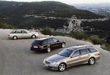 Mercedes-Benz E-Klasse T-Modell, Baureihe 211, Version 2003. Rechts: E 320 T-Modell, V6-Benzinmotor M 112, 3.199 cm³, 165 kW/224 PS. Cubanitsilber Metallic, Interieur Sierragrau. Ausstattungslinie AVANTGARDE mit 5-Speichen-Leichtmetallrädern, Bi-Xenon-Scheinwerfern in Klarglasoptik, wärmedämmendem Glas Blau. Glas-Schiebe-Hebedach mit automatischer Regenschließung (Sonderausstattung). Oben: E 320 CDI T-Modell, R6-Turbodieselmotor OM 648, 3.222 cm³, 150 kW/204 PS. Travertinbeige Metallic, Interieur Kieselbeige. Ausstattungslinie ELEGANCE mit 13-Loch-Leichtmetallrädern, wärmedämmendem Glas Grün. Glas-Schiebe-Hebedach mit automatischer Regenschließung, Bi-Xenon-Scheinwerfer in Klarglasoptik (Sonderausstattungen). Mitte: E 200 Kompressor, R4-Benzinmotor M 271, 1.796 cm³, 120 kW/163 PS, Ausstattungslinie CLASSIC mit Leichtmetallrädern im 5-Doppelspeichen-Design (Sonderausstattung).