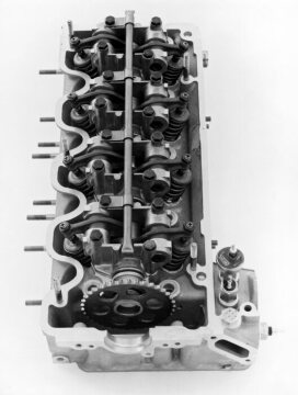 Vierzylinder-Motor der Baureihe 123
Die fünffach gelagerte Nockenwelle steuert über Kopphebel die V-förmig angeordneten Ventile.
Als Nockenwellenantrieb dient eine verbesserte Einfach-Rollenkette.