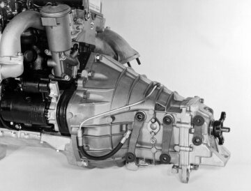 Vierzylinder-Motor der Baureihe 123
Das mechanische Viergang-Getriebe GL 68/20 wird ausschließlich in den Vierzylindermodellen der Benzin- und Diesel-Versionen verwendet.
Alle Gehäuseteile bestehen aus Aluminium-Druckguß.
Gewichtsreduzierung von 30,8 kg auf 22,3 kg (27,6 %)