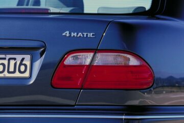 Mercedes-Benz Typ E 430 4MATIC Limousine der Baureihe 210: Detailaufnahme der rechten Seite des Heckdeckels mit dem 4MATIC Schriftzug aus dem Jahr 1999.
