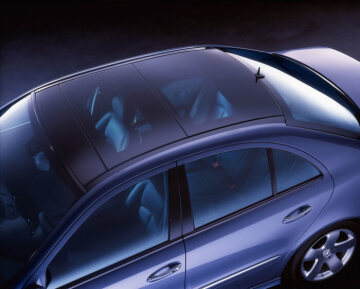 Mercedes-Benz E-Klasse Limousine, Baureihe 211, ab 2002. Karosserietechnik. Auf Wunsch ist für die E-Klasse Limousine ein Panorama-Schiebedach, elektrisch in Glasausführung, erhältlich (Code 413). Dies kann, ebenfalls als Sonderausstattung, durch ein Solarmodul ergänzt werden.