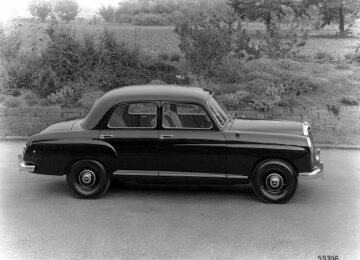 In August 1953, a new era dawns with the Mercedes-Benz 180. Its self-supporting construction marks the farewell to the traditional design of chassis and independent body. The “pontoon”-like shape is even considered modern and reduces air resistance and fuel consumption, making the type 180 symbolic of the innovative ability of Mercedes-Benz. Only the engine is taken from the 170 S.