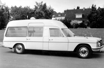 For the last trip: Funeral vehicle on a Mercedes-Benz 230/8 chassis, built by Pollmann in 1968. Mercedes-Benz W 115