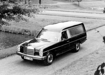 Für die letzte Reise: Bestattungsfahrzeug auf einem Fahrgestell vom Typ Mercedes-Benz 230/8, 1968 bei Pollmann gebaut.