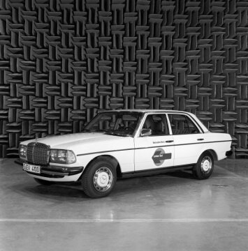 Mercedes-Benz W 123 "Quiet Taxi" in the sound measurement room (acoustics laboratory), 1983.