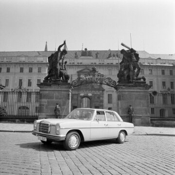 Mercedes-Benz 250 Limousine
1967 - 1972
(Vor der Prager Burg auf dem Hradschin)