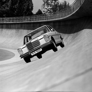 Mercedes-Benz 250 
auf der Einfahrbahn in Untertürkheim, 1968
Die neue Steilwand auf dem Untertürkheimer Versuchsgelände ist in einem Kurvenradius von etwa 60-m untergebracht. Die obere "Leitlinie" der Kurve, die von der Außenkante der Bahn 2,5-m entfernt ist, wurde für eine Freihandgeschwindigkeit von 150-km/h ausgelegt.