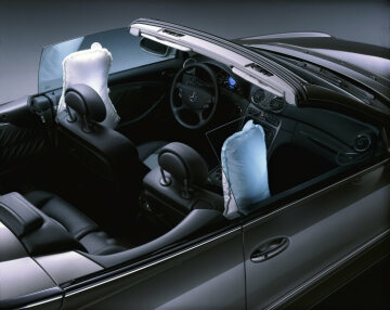 Die neu entwickelten Head/Thorax-Seitenairbags sind in die vorderen Sitzlehnen integriert, 2003.