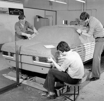 Entwicklung und Stilistik in Sindelfingen, 1976/1977. 
Mercedes-Benz der Baureihe 123. Eine realistischere Betrachtungsweise gestatten die 1:1 Tonmodelle, die aus Holz und Ton erstellt werden. In lackiertem Zustand werden diese "Automobile" einer eingehenden Prüfung unterzogen und daraufhin wird das endgültig zu entwickelnde Modell ausgewählt.