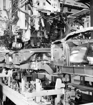 Werk Sindelfingen, 1976
Roboter, Vielpunktschweißanlage (Punktzahl 200) für den Vorbau der Baureihe 123