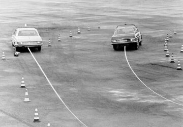 Mercedes-Benz/ TELDIX Anti-Blockier-System
Beim Bremsen in der Kurve folgt der Wagen mit ABS genau seiner Spur. Ohne ABS läuft der Wagen bei zu starkem Druck auf das Bremspedal aus der Spur, 1970