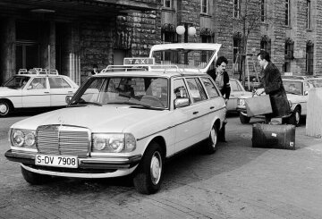 Mercedes-Benz 240 TD 
T-Limousine in Taxiausführung (S 123) mit 2,4 Liter Vierzylinder Vorkammer-Dieselmotor und 65 PS/48 kW, ab Februar 1979 72 PS/53 kW. Die T-Modelle sind die ersten werksseitig lieferbaren Kombimodelle. Der 240 TD wird ab Februar 1978 bis Januar 1986 in 36.874 Exemplaren gebaut. Hier ein Genrebild vor dem Stuttgarter Hauptbahnhof aus dem Jahr 1980