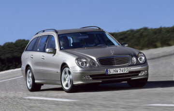 Mercedes-Benz E 320 T-Modell, Baureihe 211, Version 2003, V6-Benzinmotor M 112, 3.199 cm³, 165 kW/224 PS. Cubanitsilber Metallic, Interieur Sierragrau. Ausstattungslinie AVANTGARDE mit 5-Speichen-Leichtmetallrädern, Bi-Xenon-Scheinwerfern in Klarglasoptik, wärmedämmendem Glas Blau. Glas-Schiebe-Hebedach mit automatischer Regenschließung (Sonderausstattung).